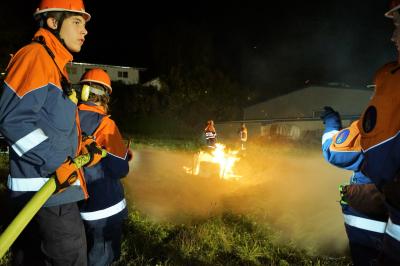 Neuffen: Jugendfeuerwehren aus Neuffen, Kohlberg, Frickenhausen und Beuren fuehren gemeinsam mit JRK 24 Stunden Uebung durch